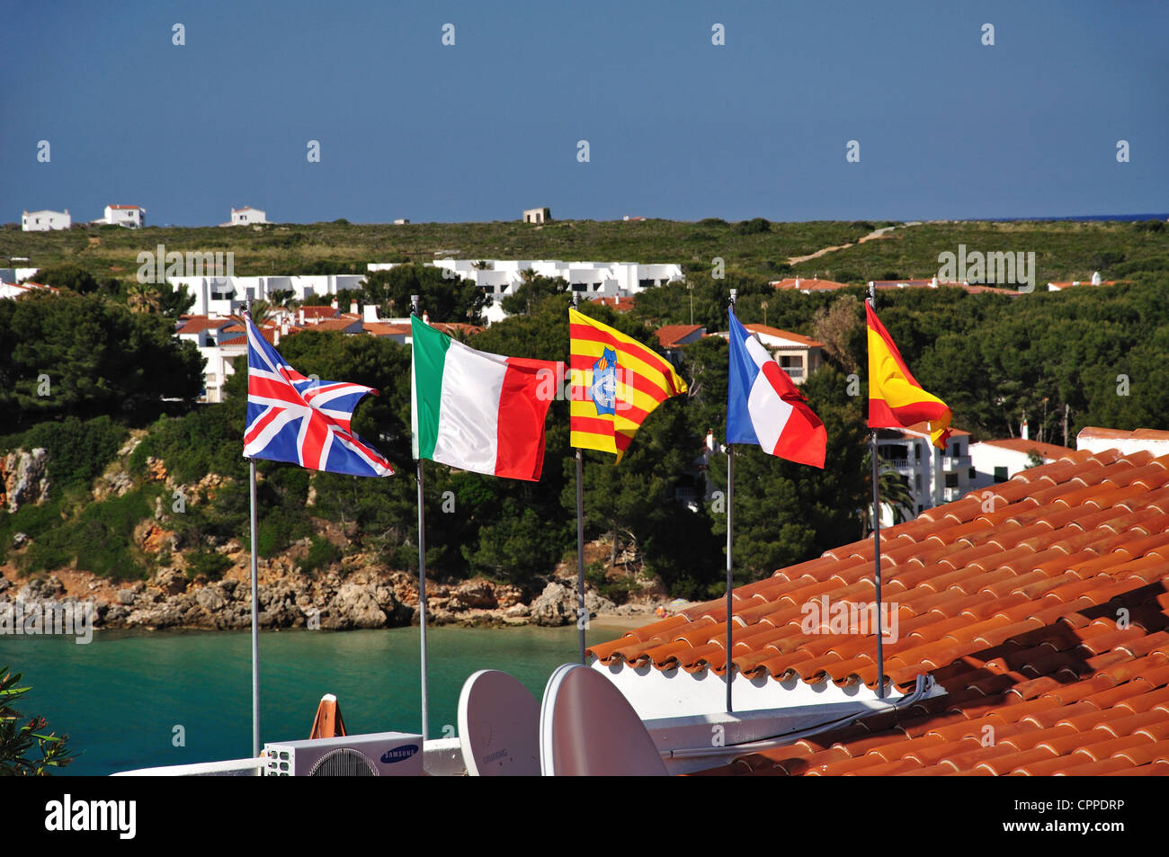 Europäische Fahnen über Restaurant, Arenal d ' en Castell, Menorca, Balearen, Spanien Stockfoto