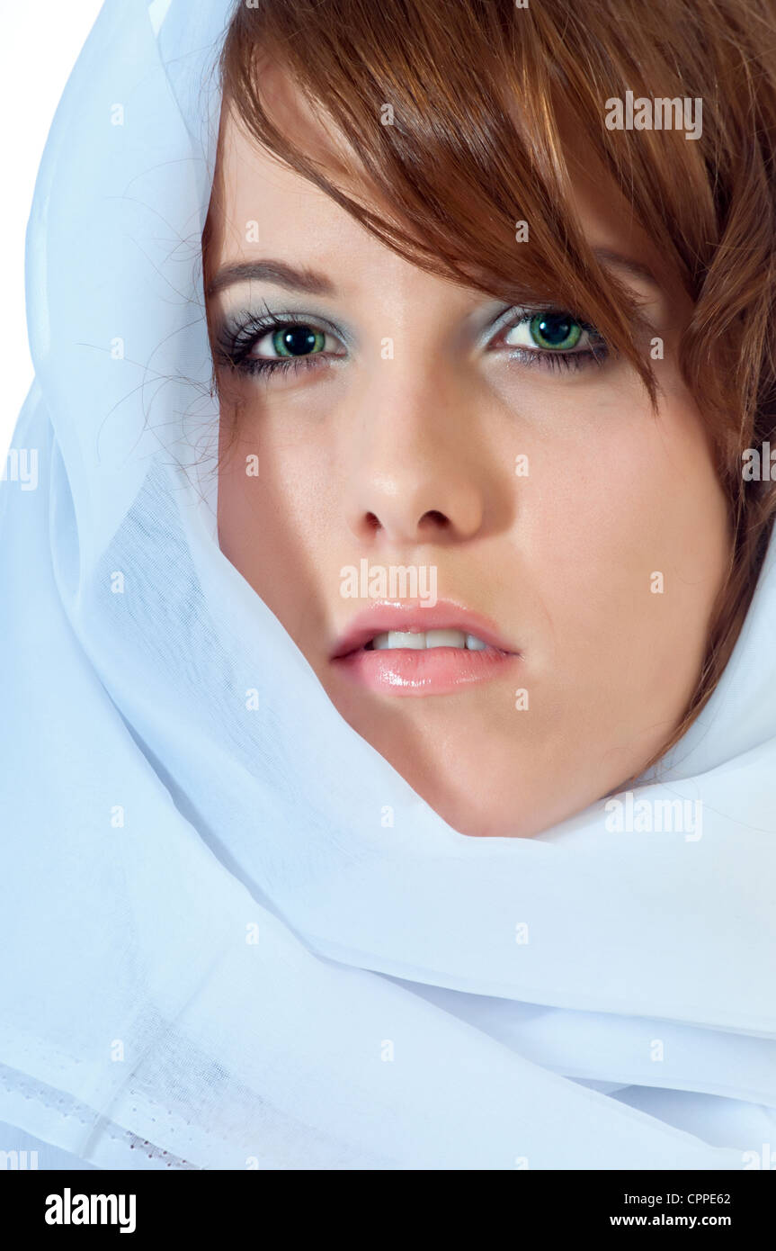 Schöne junge Frau mit einem weißen Schal um den Kopf gezogen. Stockfoto