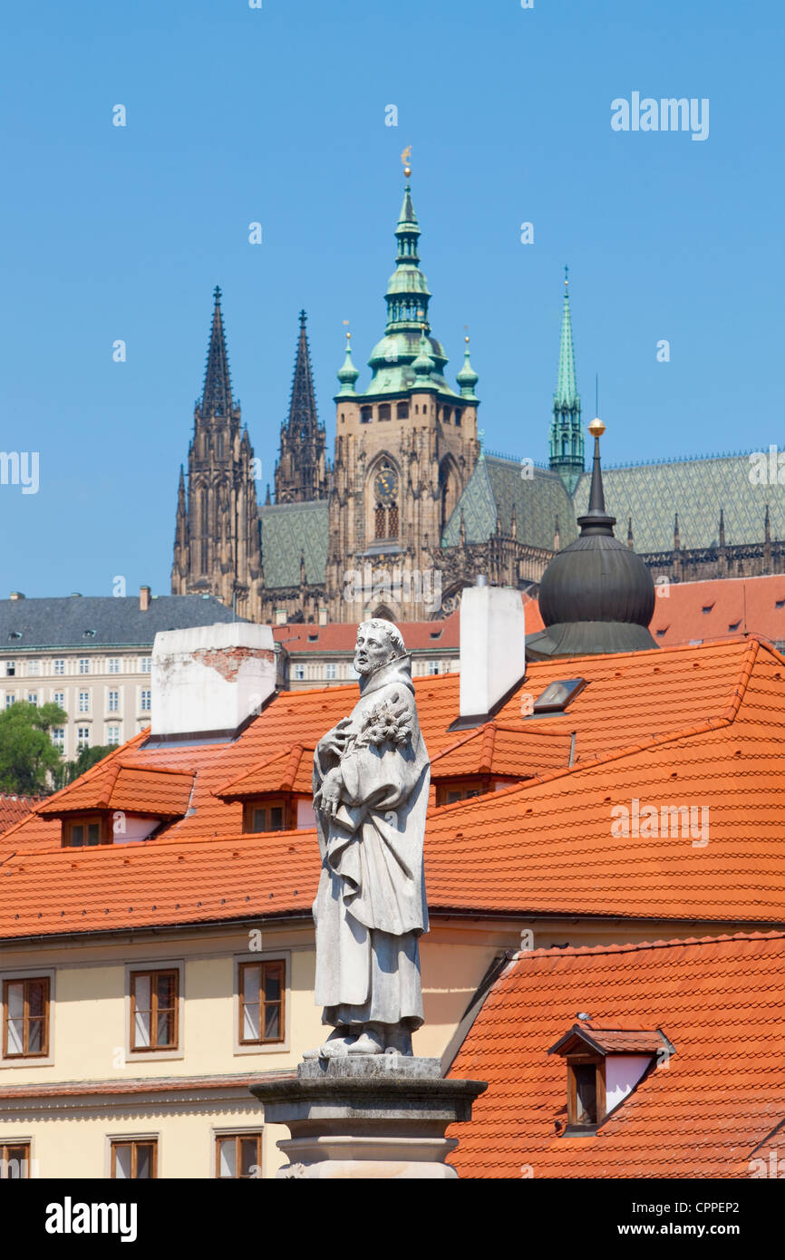 Prag - religiöse Kunst auf Charles Brücke und Hradschin Burg Stockfoto