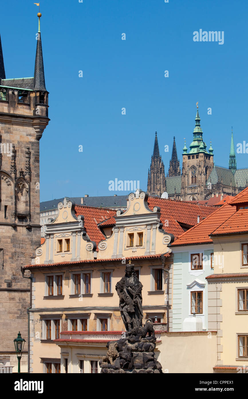 Prag - religiöse Kunst auf Charles Brücke und Hradschin Burg Stockfoto