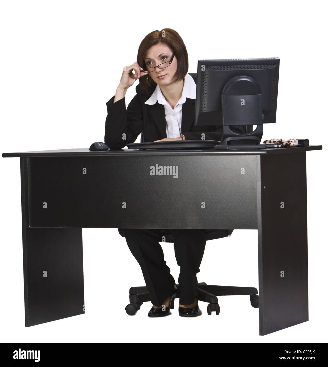 Geschäftsfrau an ihrem Schreibtisch mit Blick auf die Gläser. Stockfoto