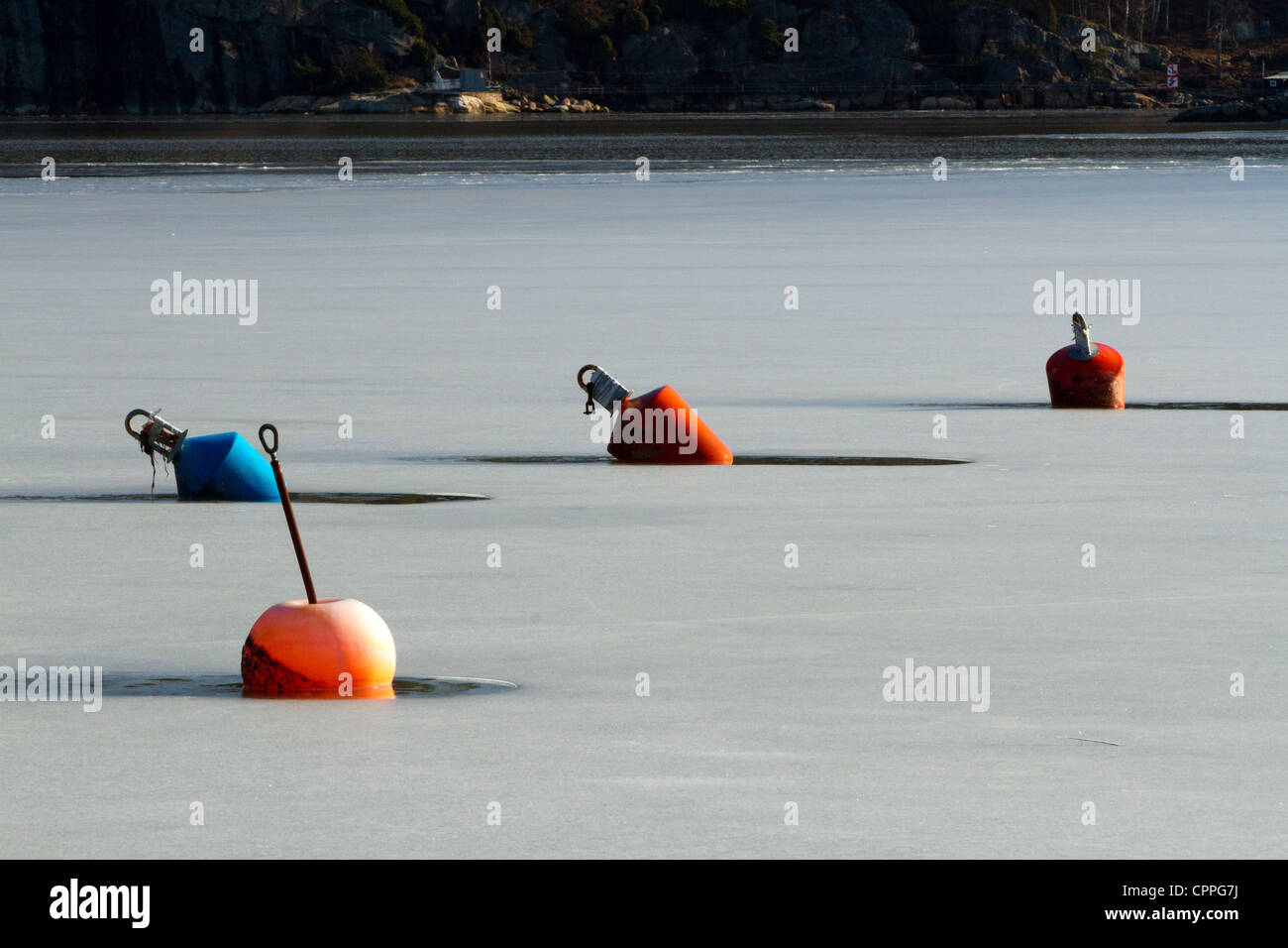 Bojen in das eisige Wasser gesperrt Stockfoto