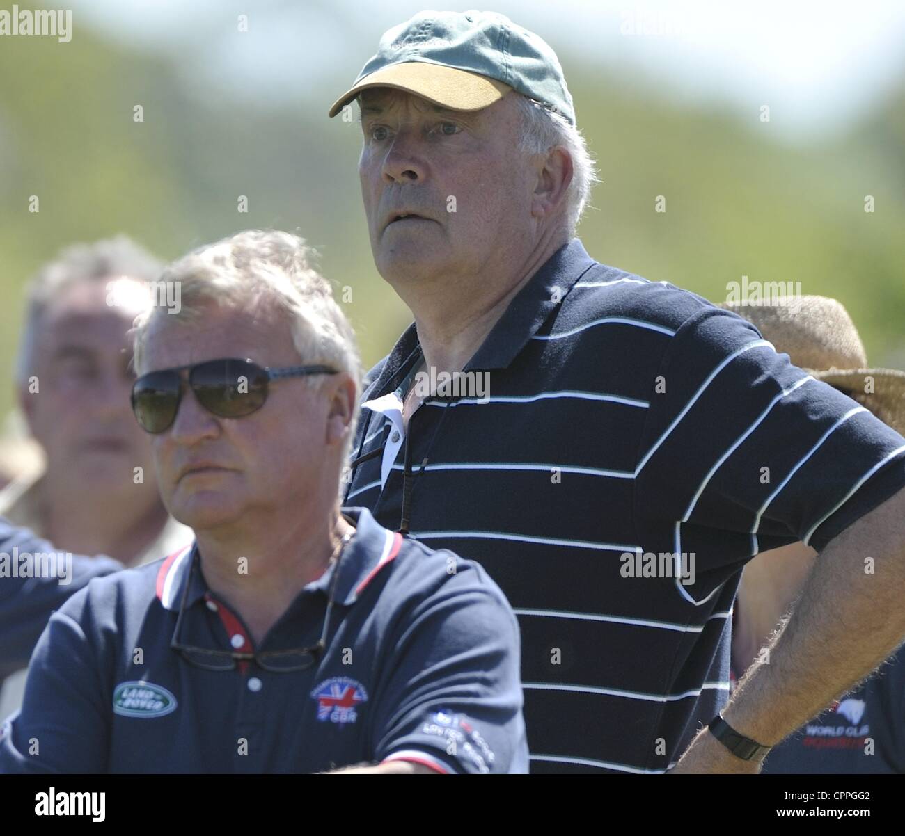 25.05.2012 Houghton Hall, England.  Wally French und Yogi Breisner World Class Performance Manager und Chef d ' Equipe der British Eventing Team beobachten Piggy French (GBR) und JAKATA in der Show Jumping-Phase von der FEI Nations Cup bei Subaru Houghton International Horse Trials. Stockfoto