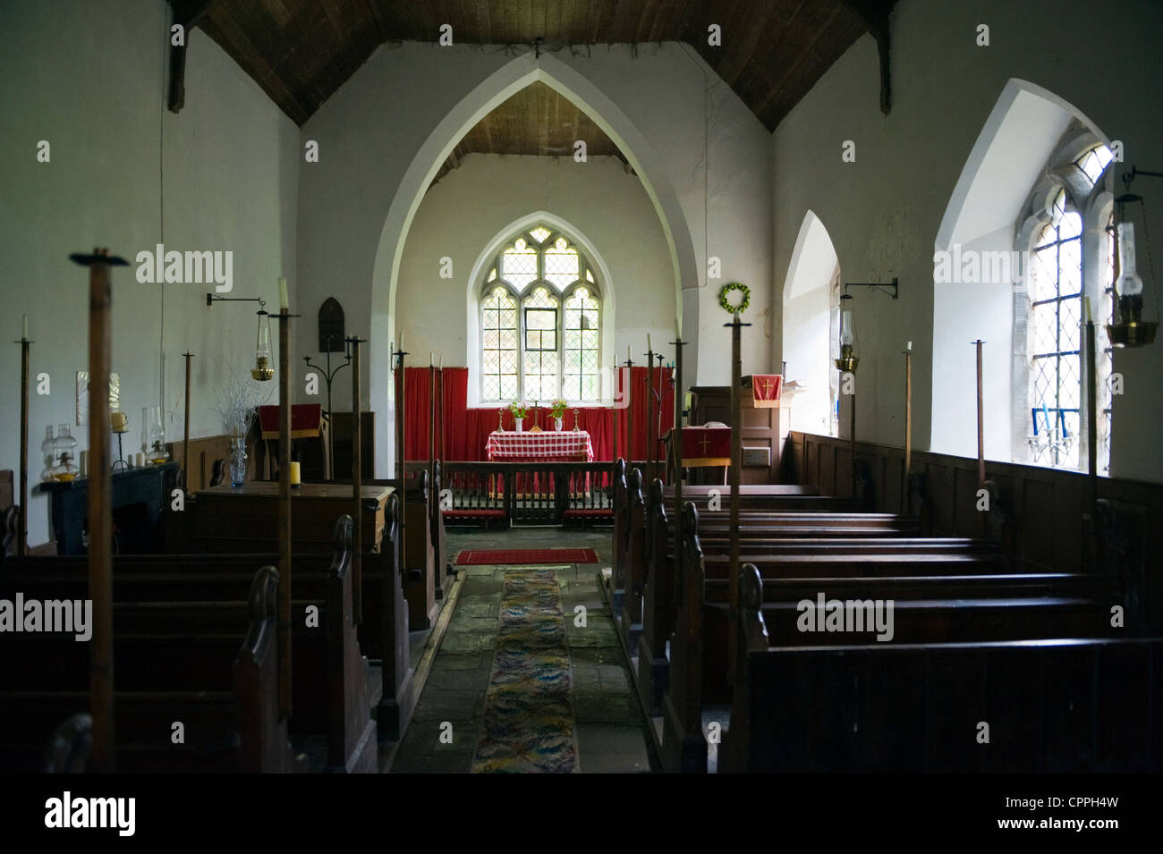 Innenraum von St. Davids Kirche Fernbedienung und nur zu Fuß über ein Feld-Hof im Jahr Fach Powys Mid-Wales UK Stockfoto