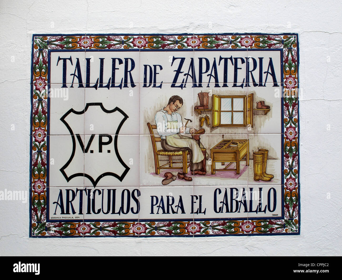 Spanien Andalusien Solucar spanische Schuhe Hersteller keramischer Zeichen Stockfoto