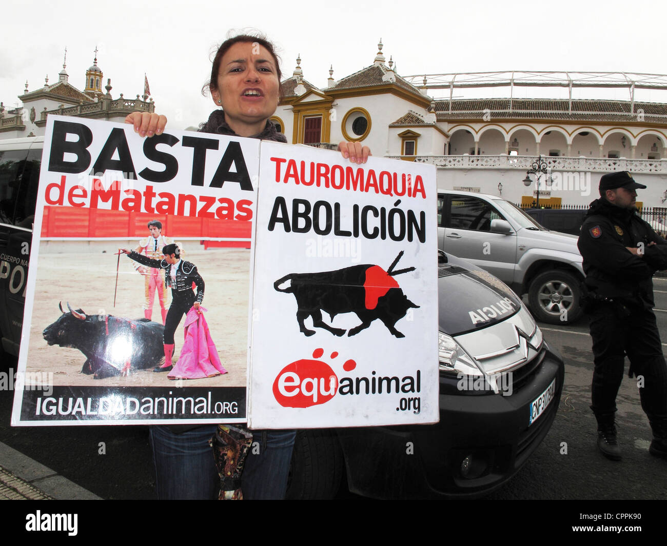 Spanien Andalusien Sevilla Basta de Matanzas Protest gegen Stierkampf vor Sevilla Stierkampfarena Stockfoto