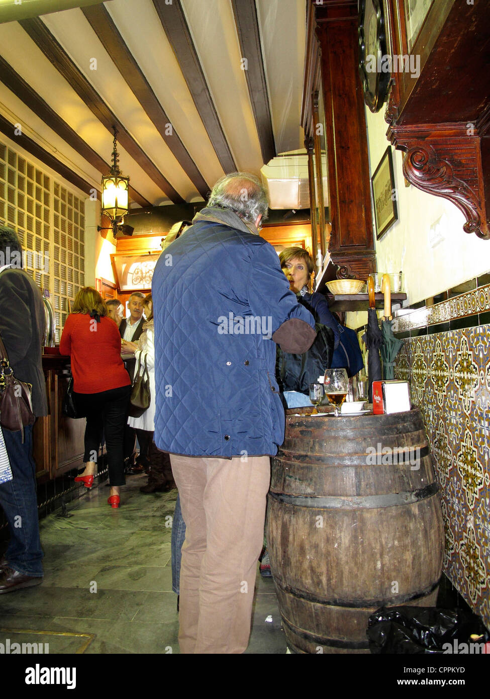 Spanien Andalusien Sevilla Menschen zu Mittag Tapas Bodega Weinkeller Bar Stockfoto