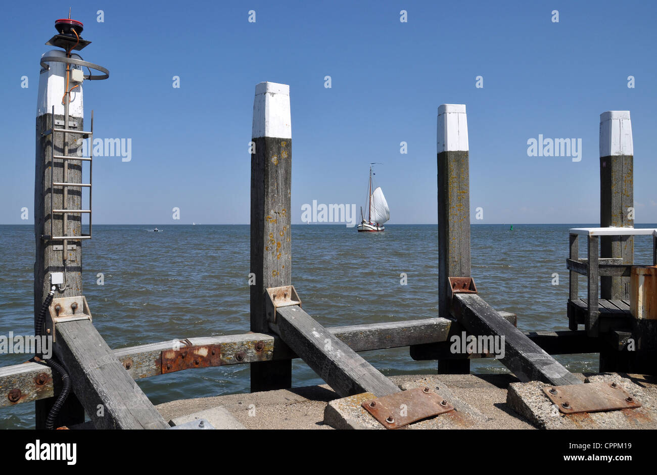 Historisches Segelschiff gesehen im Hafen von Oudeschild, Texel, Niederlande Stockfoto