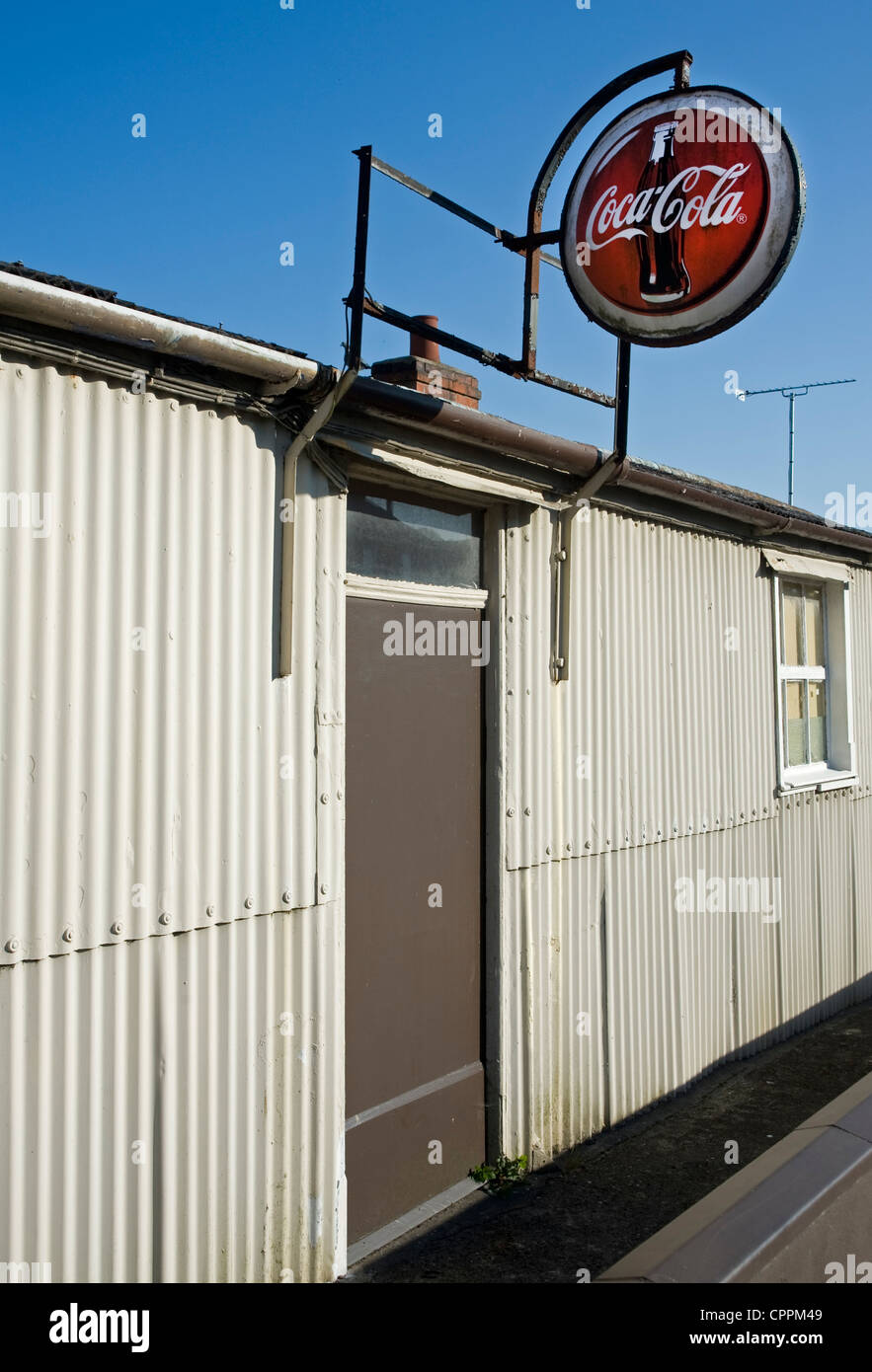 DIS-gebrauchte Wellblech Gebäude mit Coca Cola Schilder, Killyleagh, Nordirland. Stockfoto