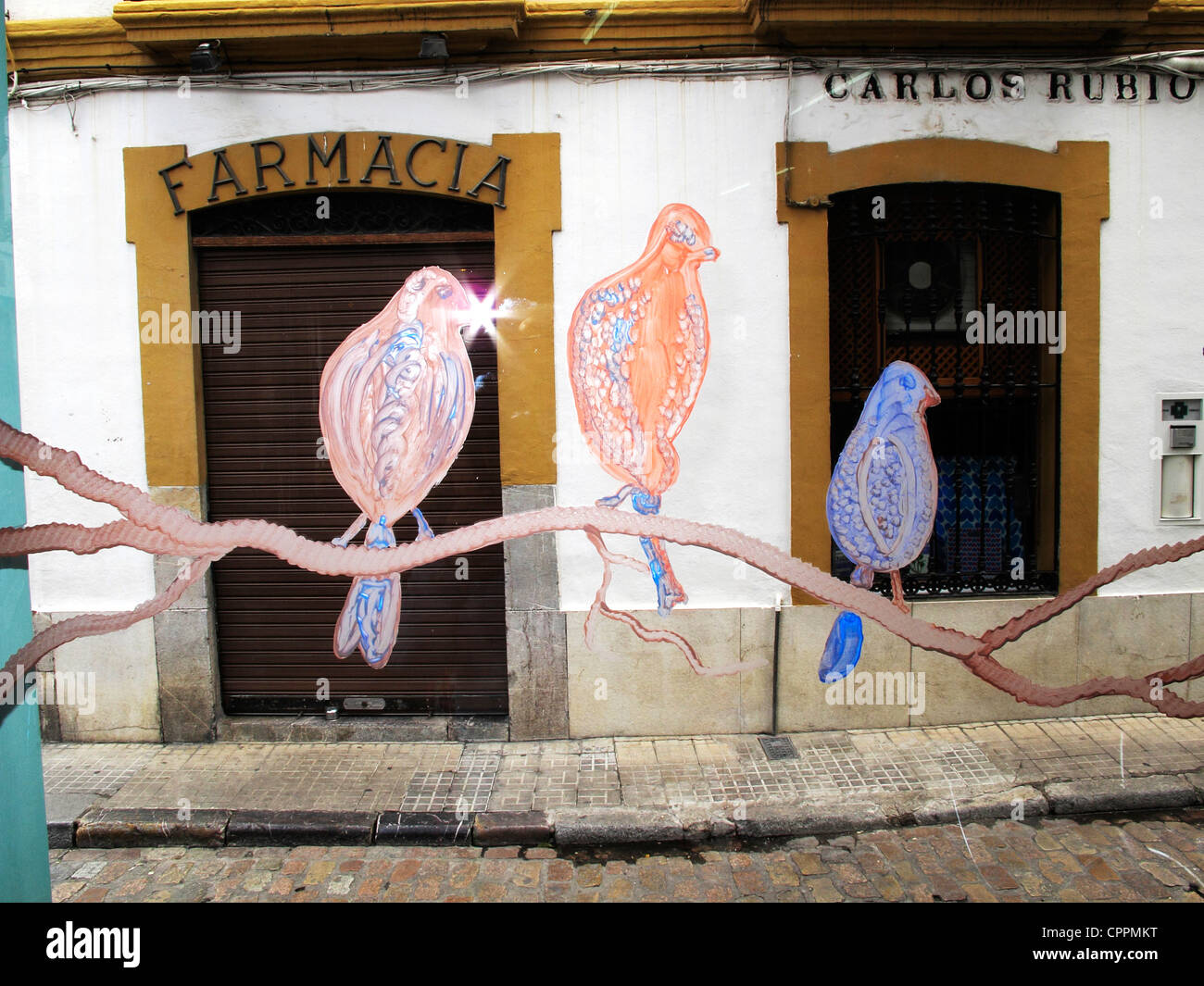 Spanien Andalusien Córdoba Fahrrad Shop Blume Schaufenster. Künstler malen Blumen am Fenster Stockfoto