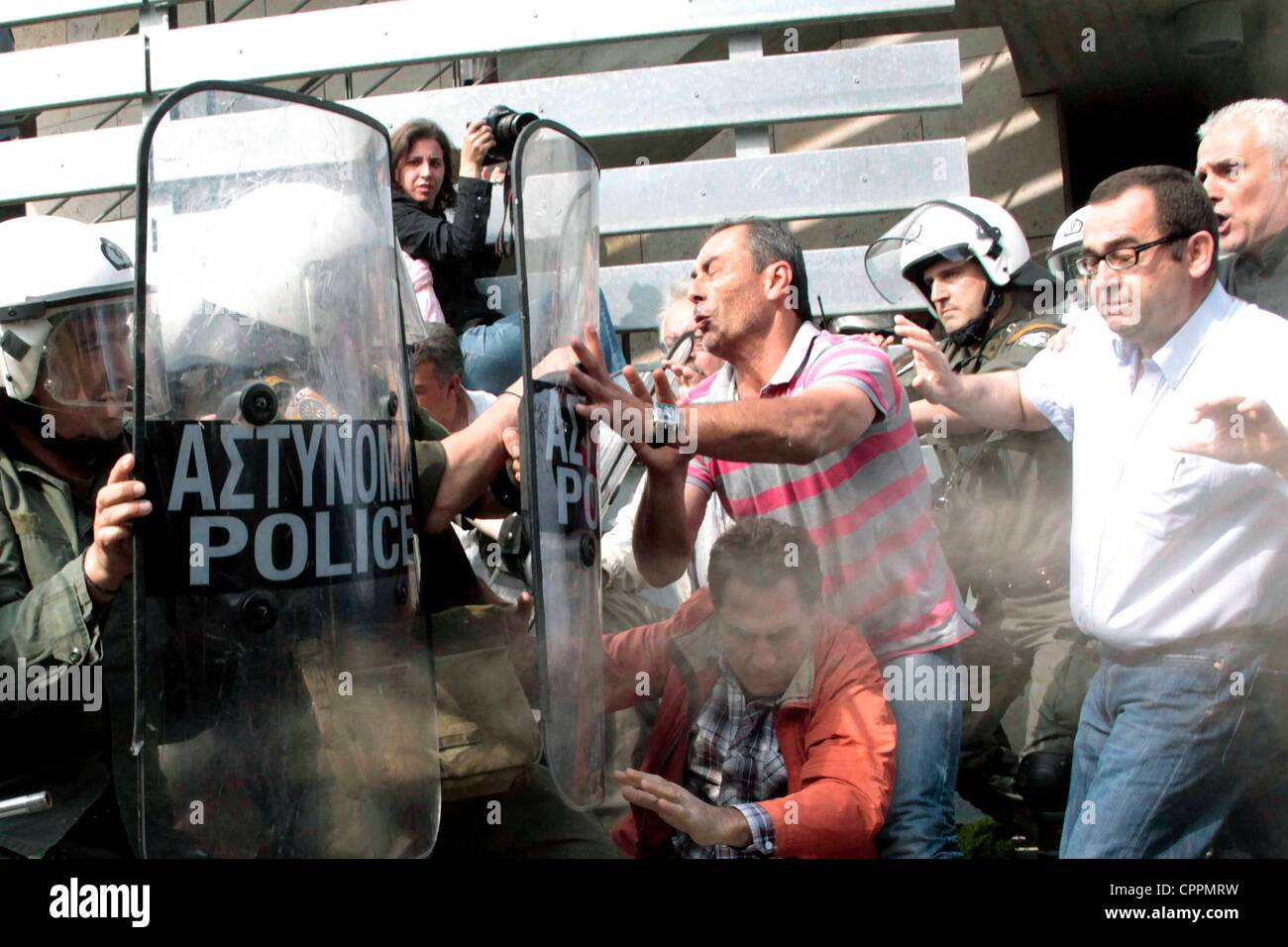 Thessaloniki, Griechenland, 30. Mai 2012 - kommunale Mechanik protestieren außerhalb Thessaloniki Rathaus über Pläne, um Müllwagen Wartung zu privatisieren. Gewalttätige Auseinandersetzungen brach zwischen Demonstranten und der Polizei. Stockfoto