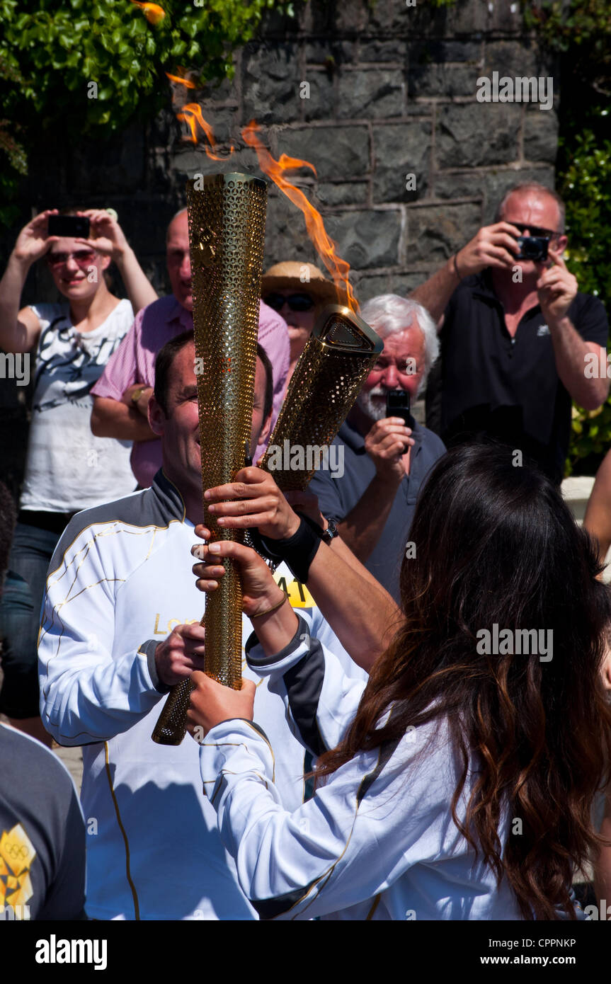 Zwei London 2012 Olympische Fackeln kiss"", die Flamme auf den nächsten Läufer auf Criccieth High Street, Gwynedd North Wales übertragen. Die Flamme entwickelte sich von Aberystwyth nach Criccieth und weiter nach Bangor am 28. Mai 2012. Stockfoto