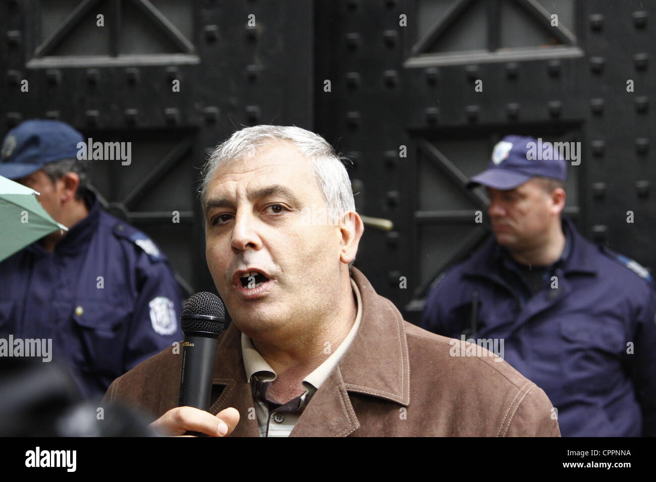 Petar Bunev, Leiter der Railway Workers Union, im Gespräch mit den Demonstranten vor dem Verkehrsministerium. Bunev will die geplanten Entlassungen, die durch andere Maßnahmen zur Konsolidierung der verzweifelten Finanzlage der bulgarischen Staatsbahnen ersetzt Stockfoto