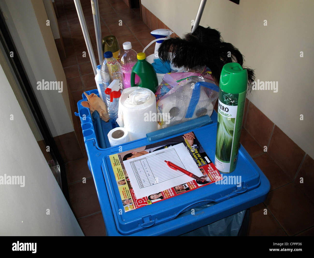 Hotel Reinigung Karre vor Zimmer platziert Stockfoto