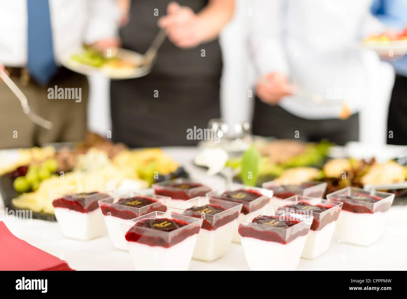 Vorspeisen Mini Desserts auf catering Buffet weißes Tischtuch Stockfoto