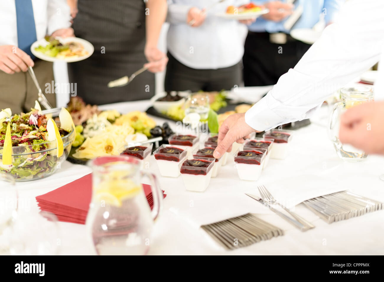 Mini Desserts Vorspeisen am Buffet weißes Tischtuch Business-Event catering Stockfoto