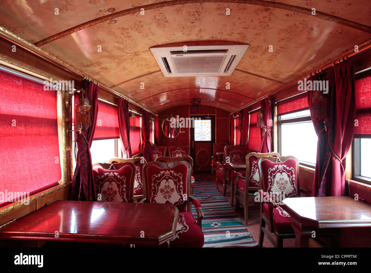Ein luxuriöses erhalten Kabine von König Abdallah Bin Al-Hussein verwendet in Hejaz Bahnhof Museum auf dem Gelände des restaurierten historischen Hejaz Bahnhof in Amman, Jordanien, wurde ein Teil des Osmanischen Eisenbahnnetzes, von Damaskus nach Medina lief, durch die Hejaz Region Saudi-arabien, mit einem Abzweig nach Haifa auf dem Mittelmeer. Stockfoto