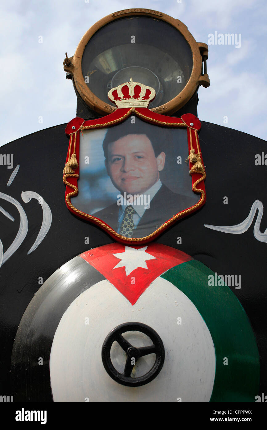 Foto von Abdullah II. Bin Al-Hussein König von Jordanien vor einer alten Lokomotive im Hedschas-Bahnhofsmuseum auf dem Gelände des restaurierten historischen Hedschas- oder Hijaz-Bahnhofs in Amman, Jordanien, das Teil des osmanischen Eisenbahnnetzes war, das von Damaskus nach Medina, durch die Hejaz-Region Saudi-Arabiens, mit einer Nebenstrecke nach Haifa am Mittelmeer führte. Stockfoto