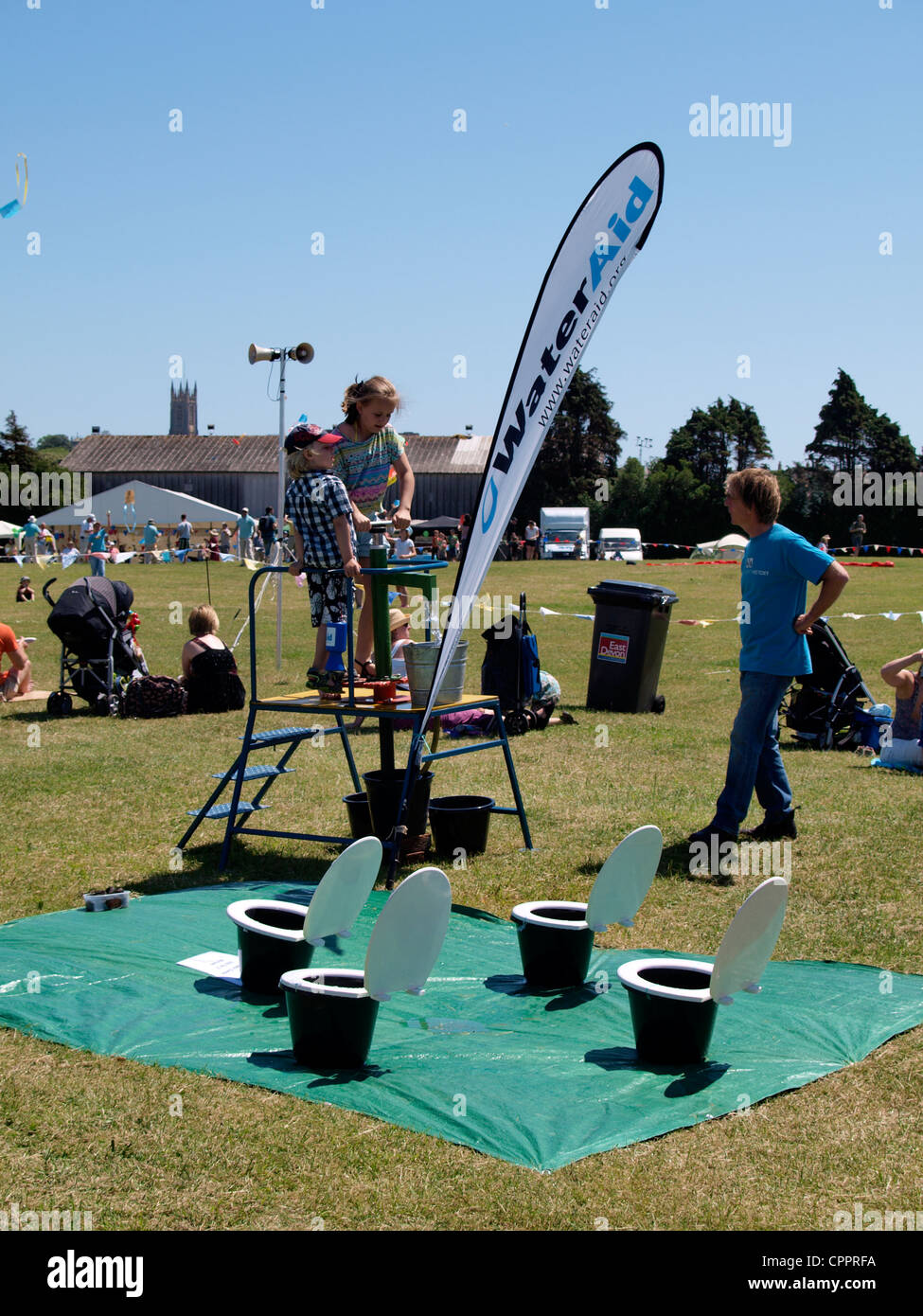 WaterAid Nächstenliebe Anheben des Geldes bei Exmouth Drachenfestival, Devon, UK Stockfoto