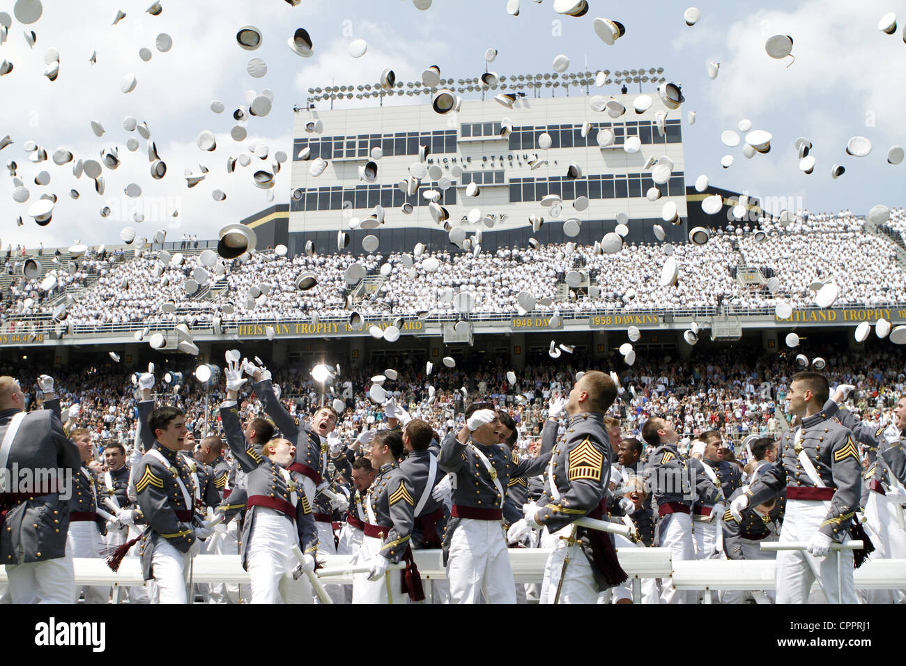 Kadetten der US Military Academy Abschluss Klasse 2012 feiern, indem ihre Hüte in die Luft zu werfen, während Zeremonien 26. Mai 2012 in West Point, New York. Stockfoto