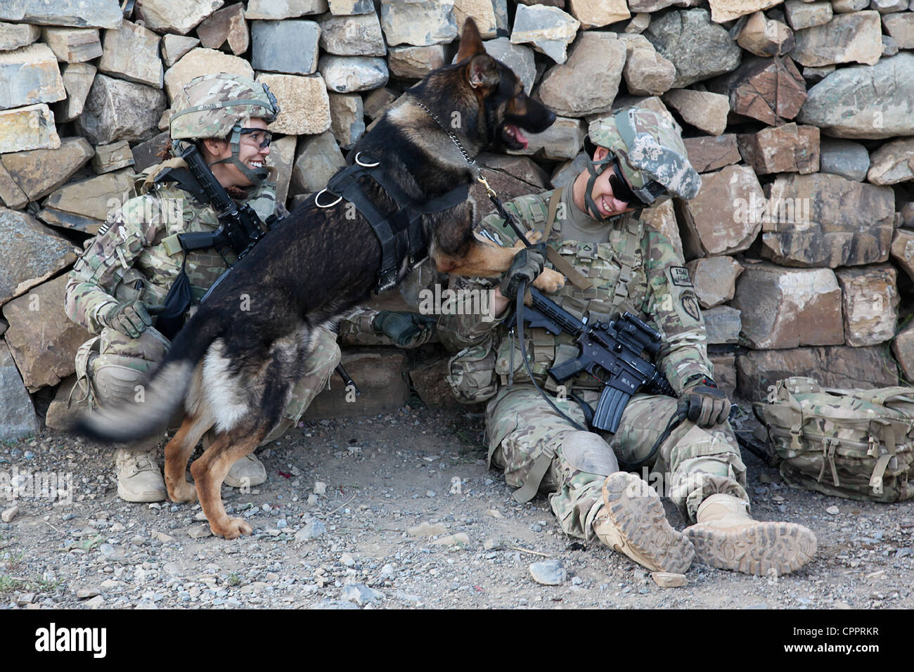 US-Armeesoldaten entspannen Sie bei einer militärischen Gebrauchshund während des Betriebs 27. Mai 2012 in Khoni Ghar, Afghanistan Stockfoto