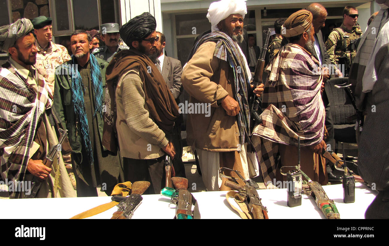 Ehemalige Taliban-Kämpfer Linie bis zu Übergabe ihre Gewehre an die Regierung der islamischen Republik Afghanistan während einer Wiedereingliederung Zeremonie an den Landeshauptmann Verbindung 28. Mai 2012 in Ghor, Afghanistan. Stockfoto