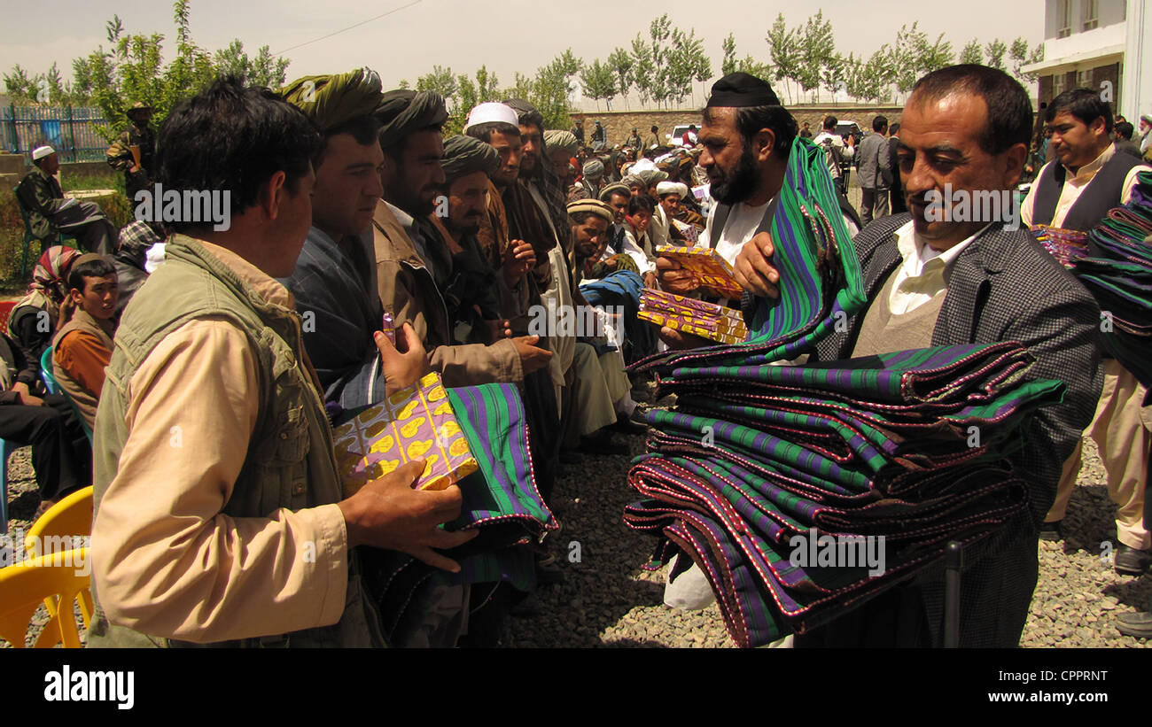 Ehemalige Taliban-Kämpfer erhalten Kopien des Koran und Chapans während einer Wiedereingliederung Zeremonie an den Landeshauptmann Verbindung 28. Mai 2012 in Ghor, Afghanistan. Stockfoto