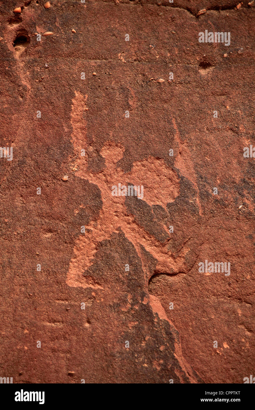 Ancient Nabatean Petroglyphen rock Gravur in die Wüste des Wadi Rum, auch als das Tal des Mondes bekannt, schneiden in den Sandstein und Granit Felsen des südlichen Jordanien. Stockfoto