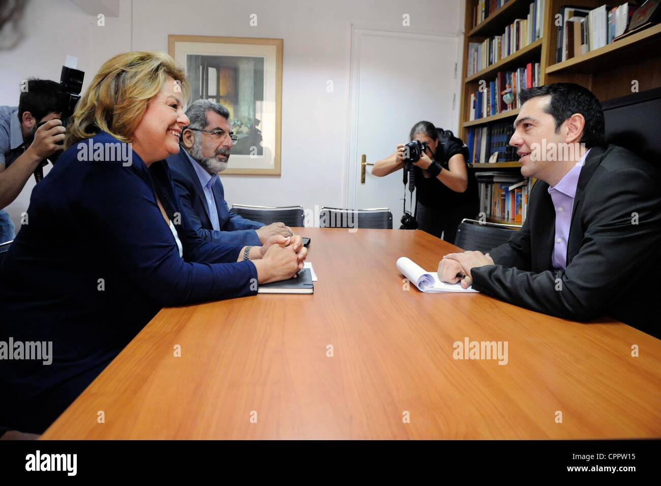 Athen, Griechenland, 30. Mai 2012 - treffen SYRIZA Leader Alexis Tsipras-Parteichef der Abkommen über die Sozialpolitik, Louka Katseli. Im Rahmen des Austauschs von sozialem Engagement-Vereinbarungen kamen die beiden Verantwortlichen zusammen, um die grundlegenden Punkte der Annäherung an eine progressive Governance zu diskutieren. Stockfoto