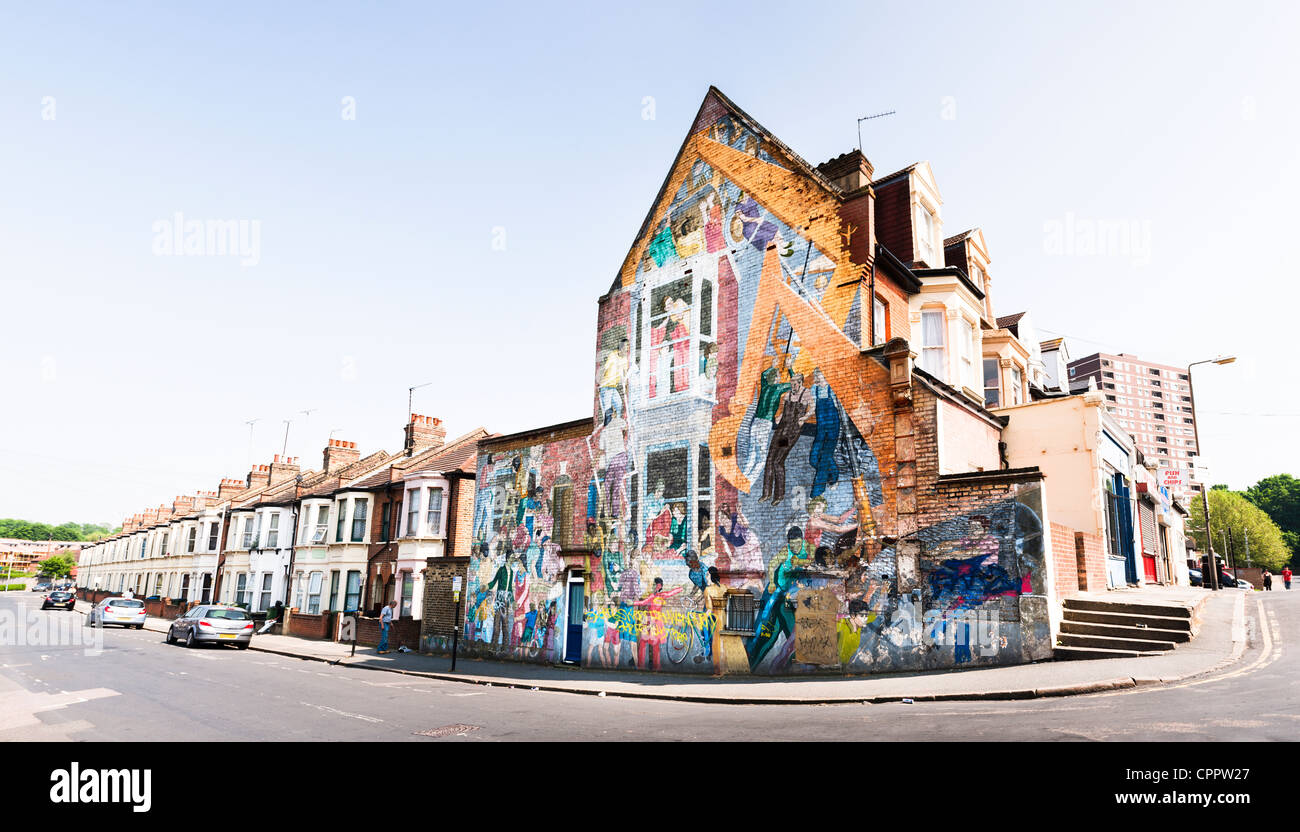 Ansicht der Floyd Straße Wandbild, ein großes Gemälde von Greenwich Wandbild Workshop (1976) auf die Giebelwand eines Hauses in Charlton, London. Stockfoto