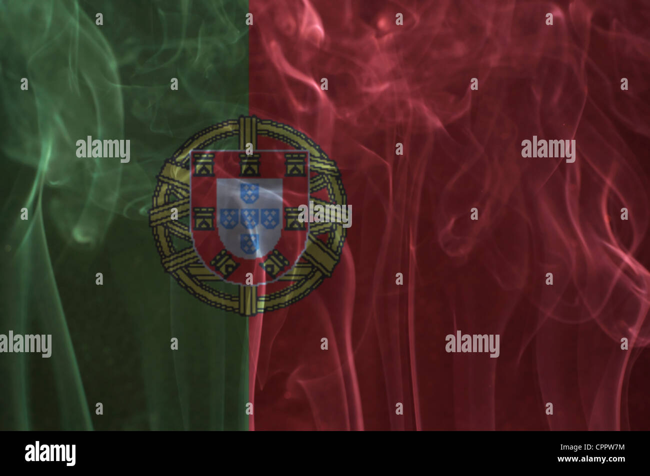 Portugal Flagge Overlay auf Rauch Technik. Stockfoto