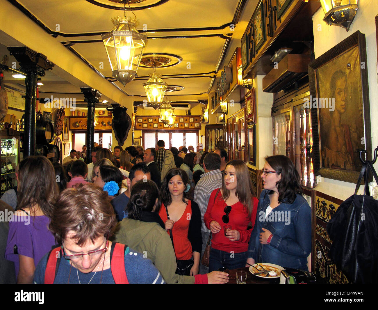 Spanien Andalusien Granada Tapas in der Bar. Mittagessen Zeit Menschen drängen sich treffen in Bar oder Restaurantbar bei Tapas und Bier trinken Stockfoto