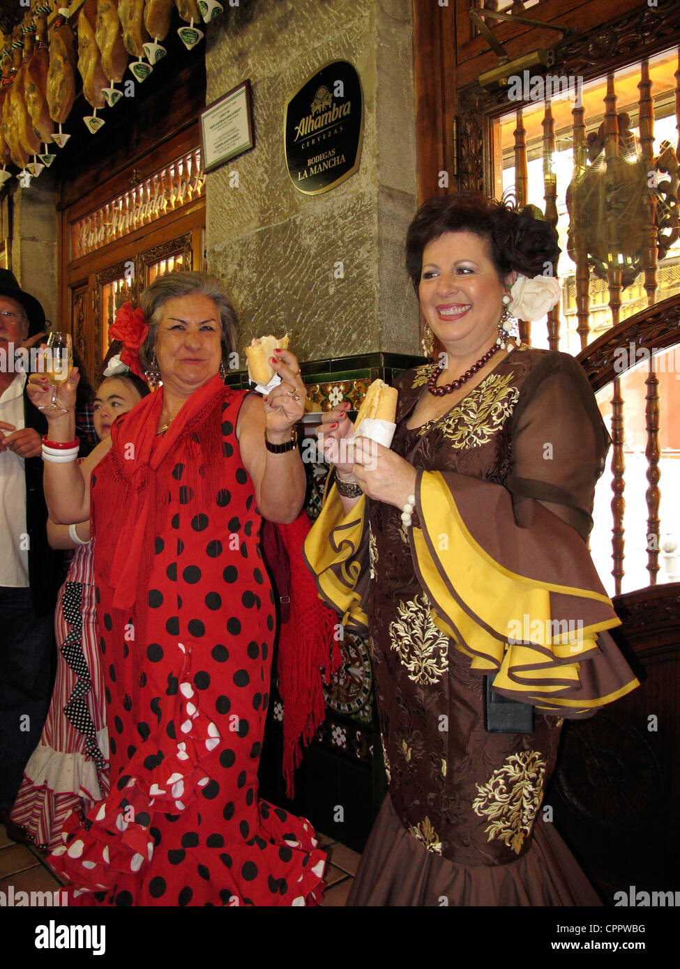 Spanien Andalusien Granada Tapas in der Bar. Mittagessen Zeit Menschen drängen sich treffen in Bar oder Restaurantbar bei Tapas und Bier trinken Stockfoto