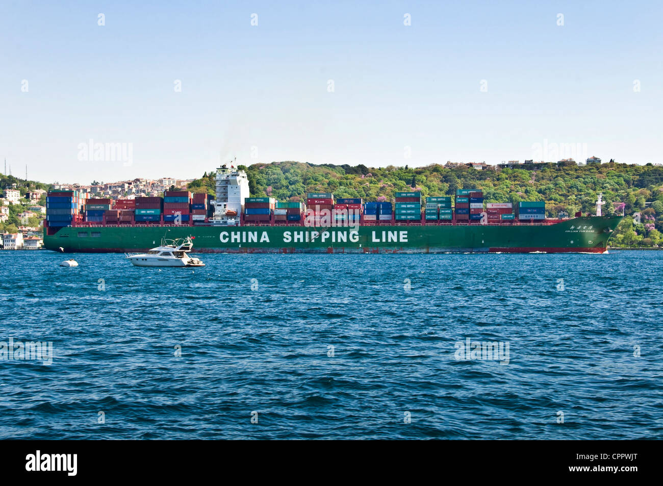 Containerschiff der China Shipping Line Firma am Bosporus in Istanbul - Türkei Stockfoto