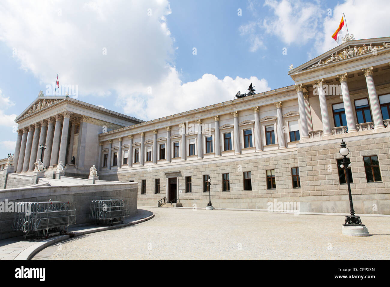 Nationalrat in Wien. Dieses Gebäude und alles, was seine Statuen vor 1883 erstellt wurden, ist keine Property-Release erforderlich. Stockfoto