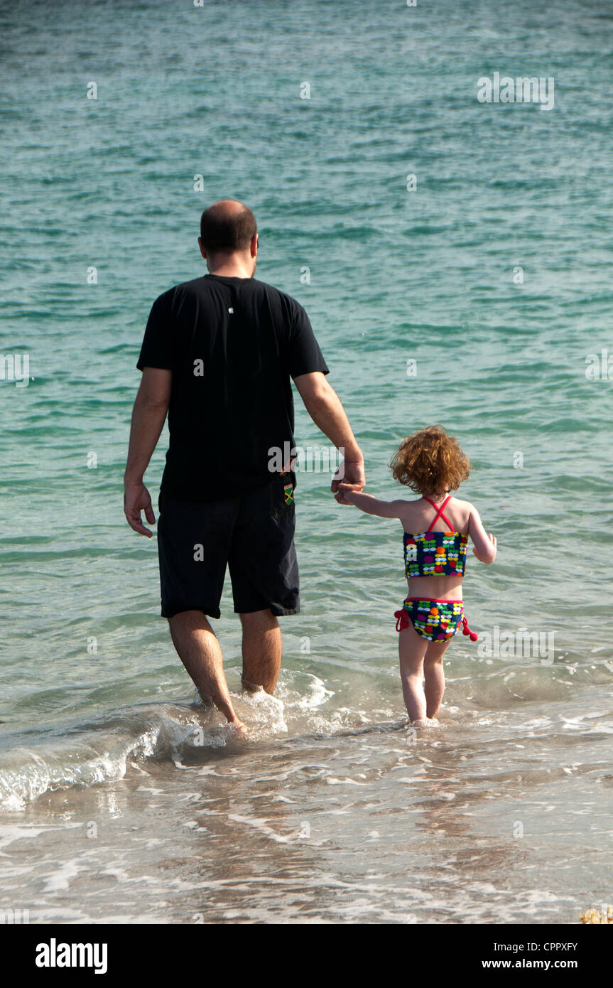 Vater und Tochter am Strand. Stockfoto