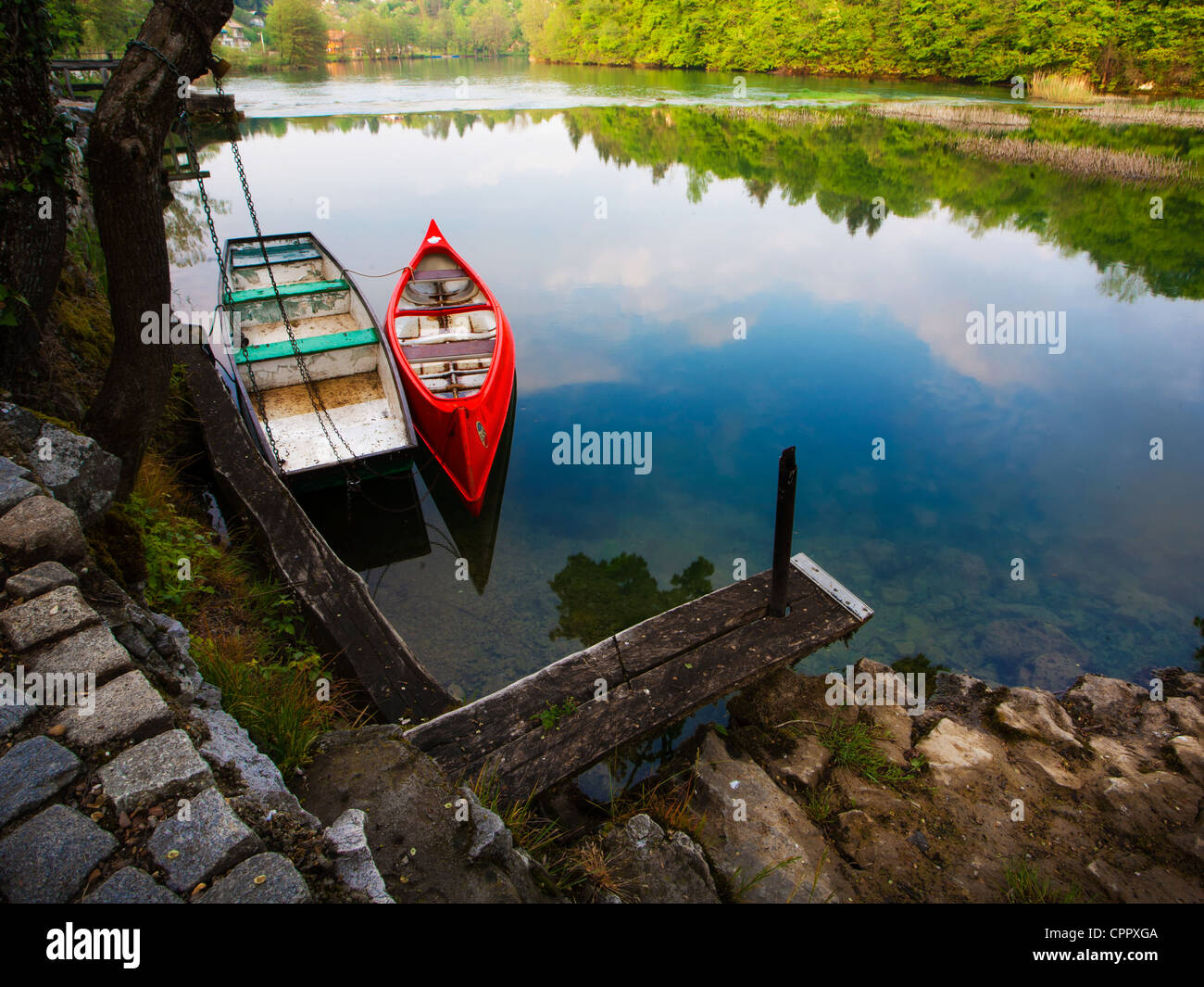 Boote am Fluss Mreznica in Kroatien Stockfoto