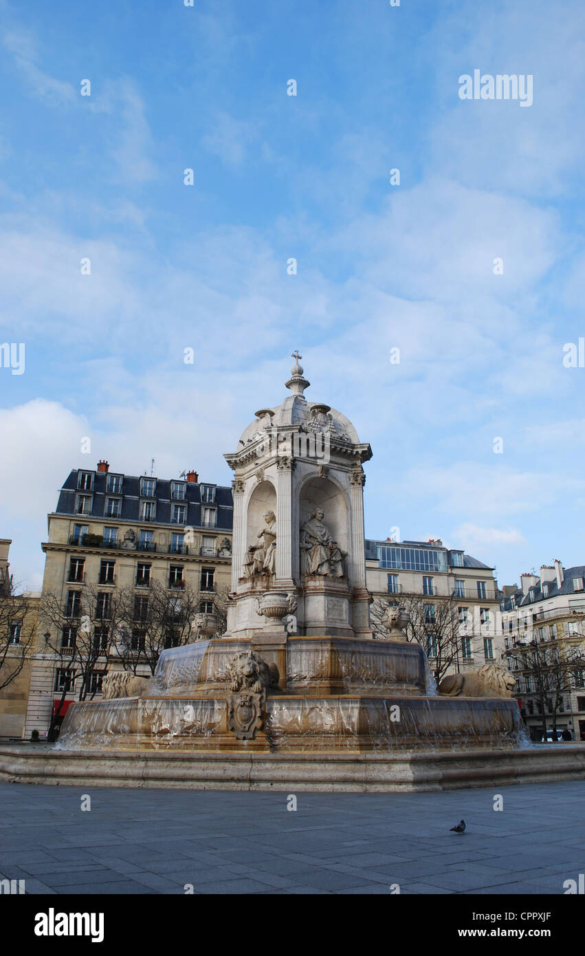 Saint Sulpice-Brunnen auf dem Platz vor der berühmten Kirche, Paris, Frankreich Stockfoto