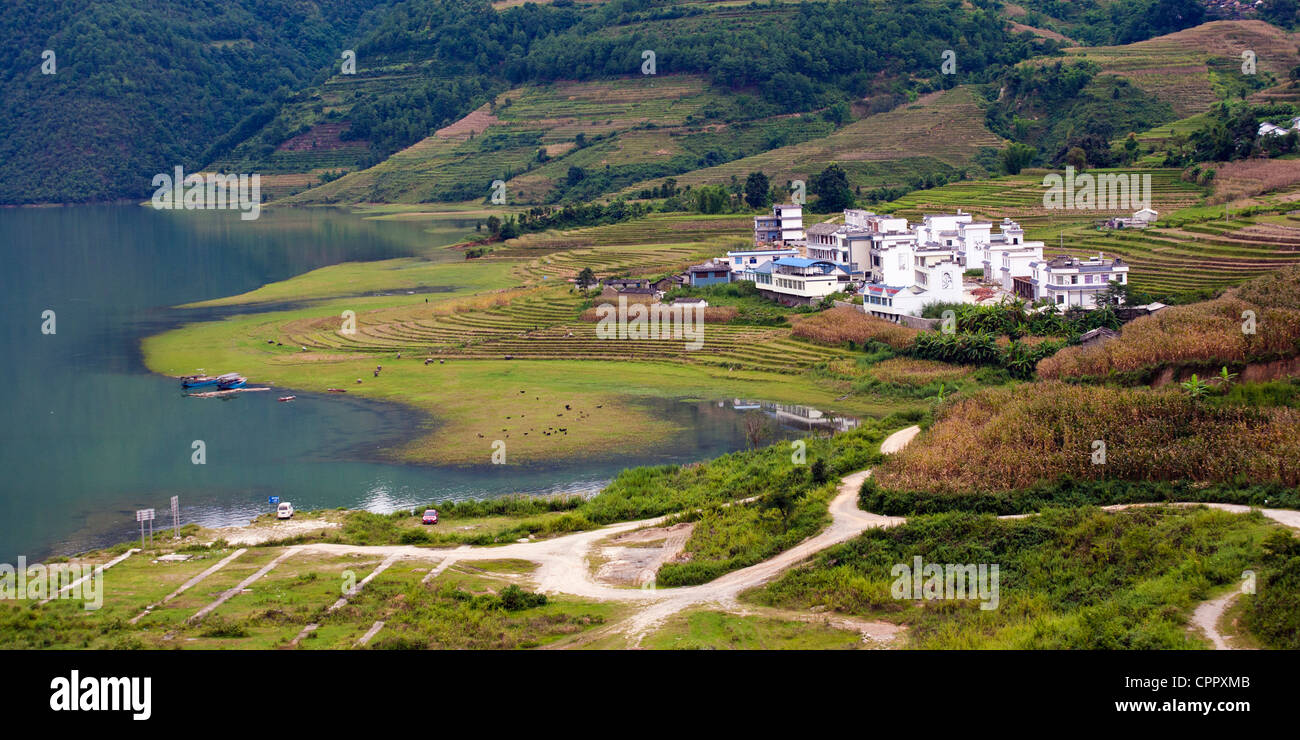 Panorama von einem Dorf in Yunnan am Fluss Mekong Stockfoto
