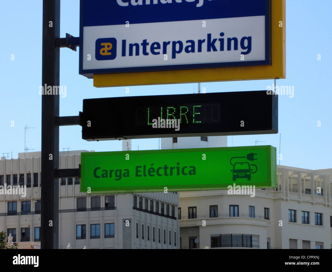 Spanien-Andalusien-Cadiz Elektro Auto Service im Parkhaus aufladen Stockfoto