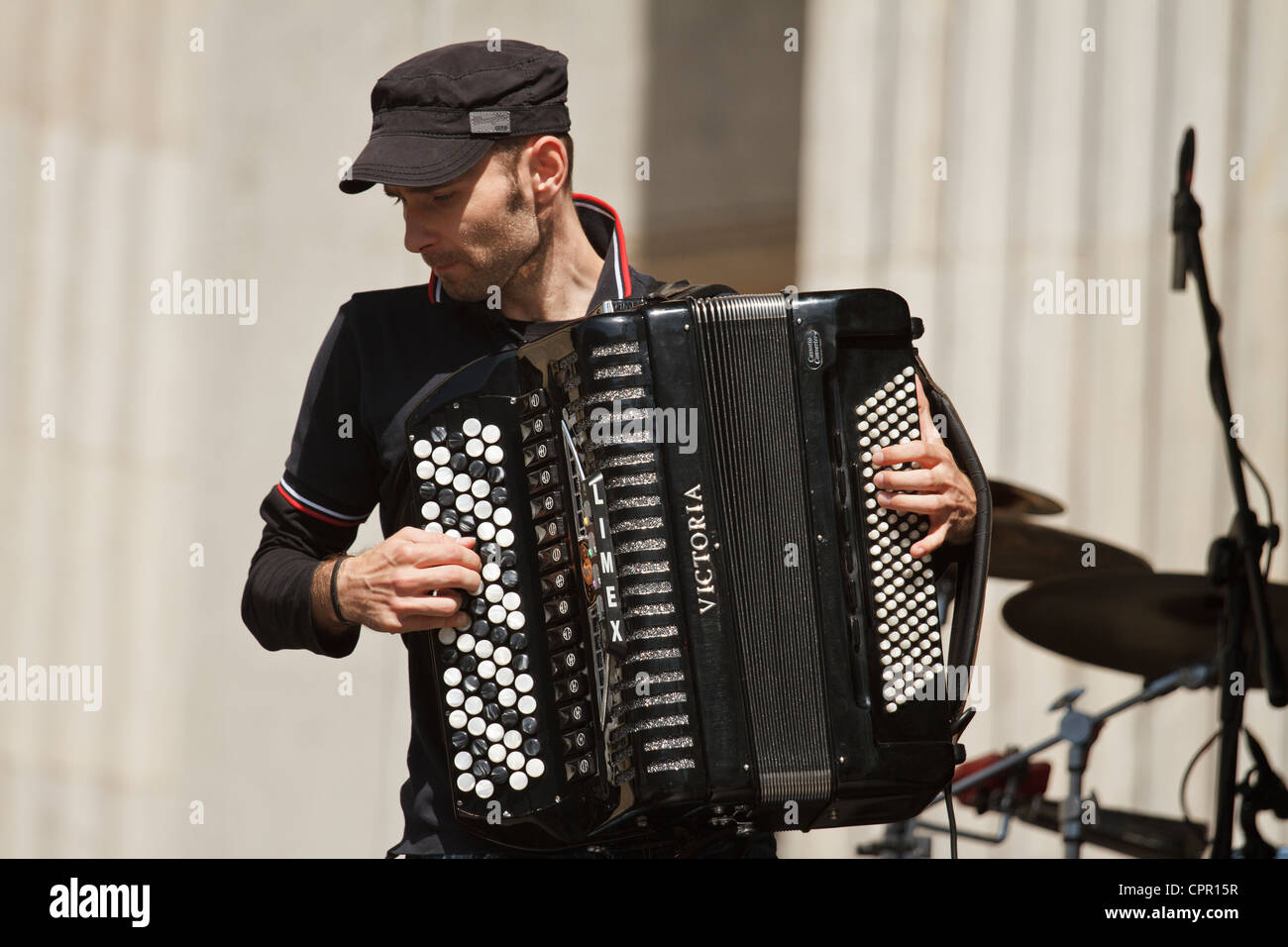Akkordeon-Spieler auf einer Bühne. Stockfoto