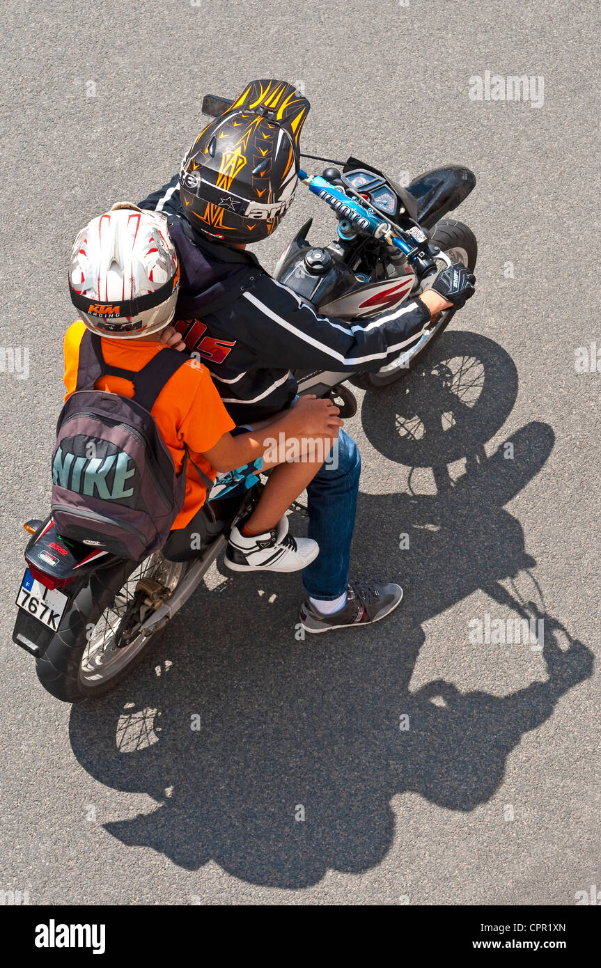 Overhead anzeigen Motorradfahrer und Sozius auf dem Motorrad - Frankreich. Stockfoto