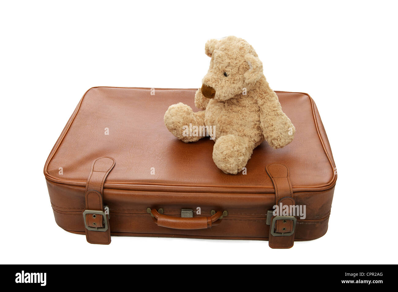 Teddy Bär sitzend auf einem alten Leder-Koffer Stockfoto