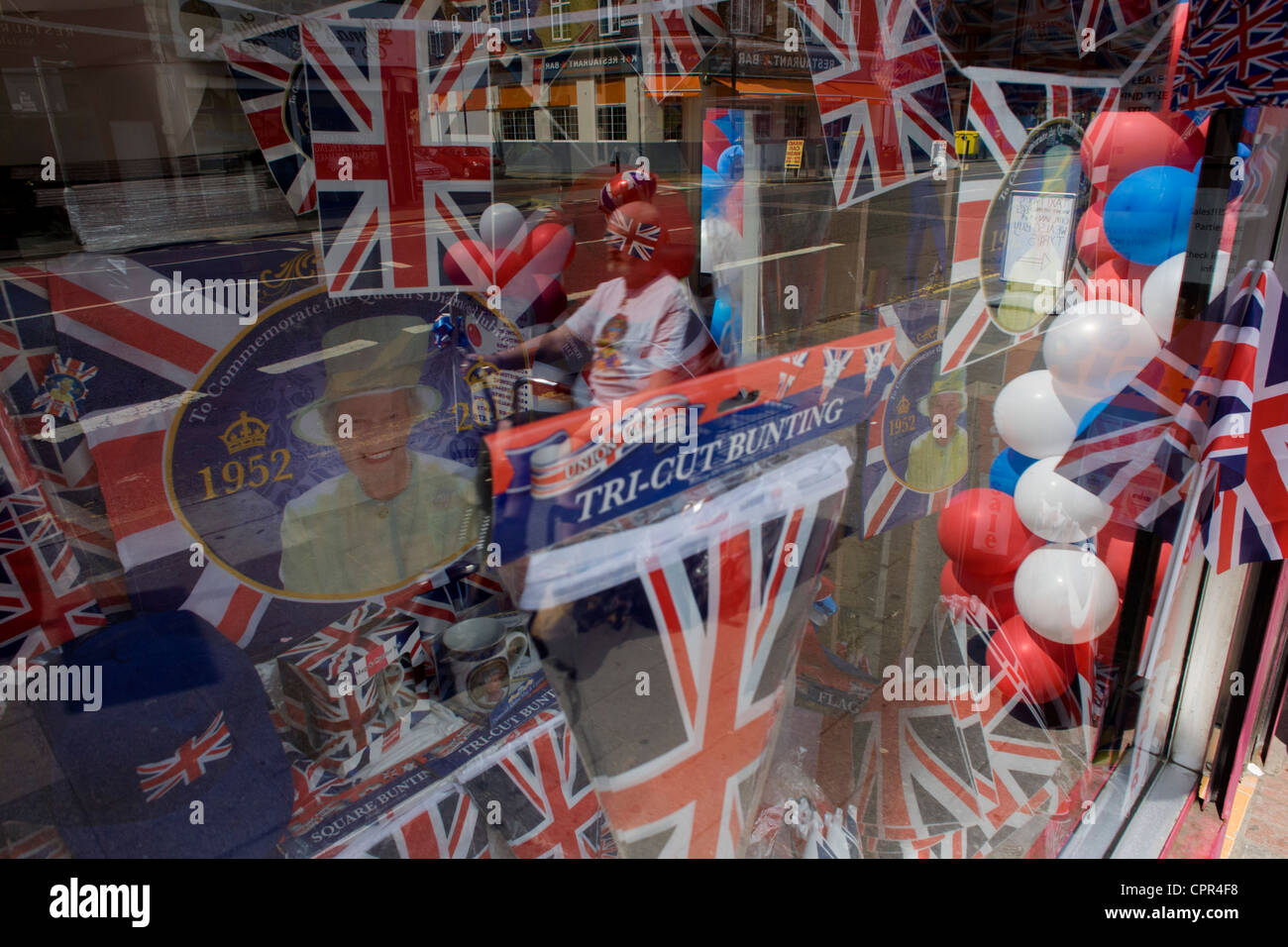 Patriotische Bunting, Fahnen, Luftballons und königliche Erinnerungsstücke auf dem Display vor der Königin Diamond Jubilee in einem South London Schaufenster. Stockfoto