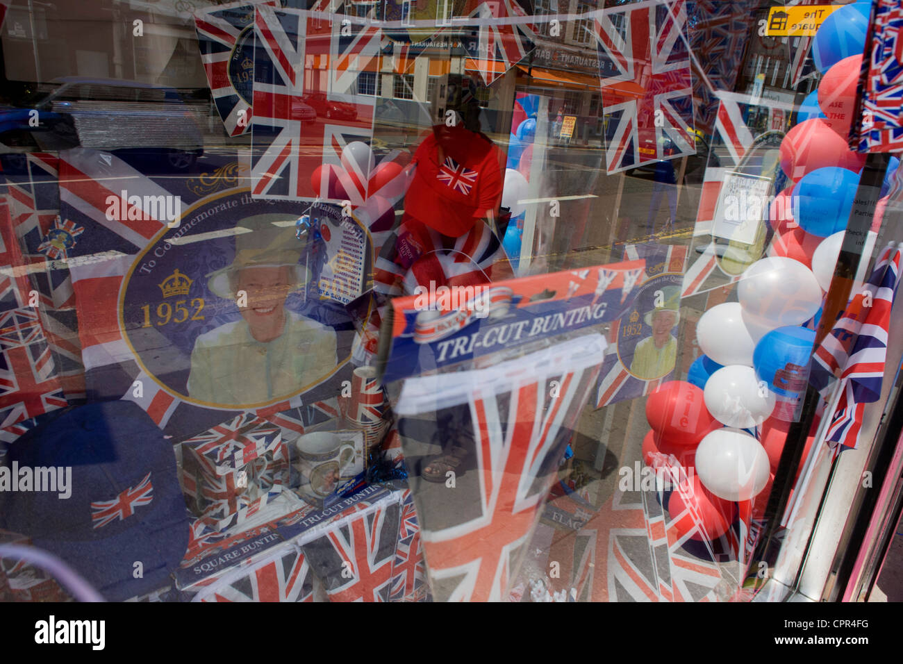 Patriotische Bunting, Fahnen, Luftballons und königliche Erinnerungsstücke auf dem Display vor der Königin Diamond Jubilee in einem South London Schaufenster. Stockfoto