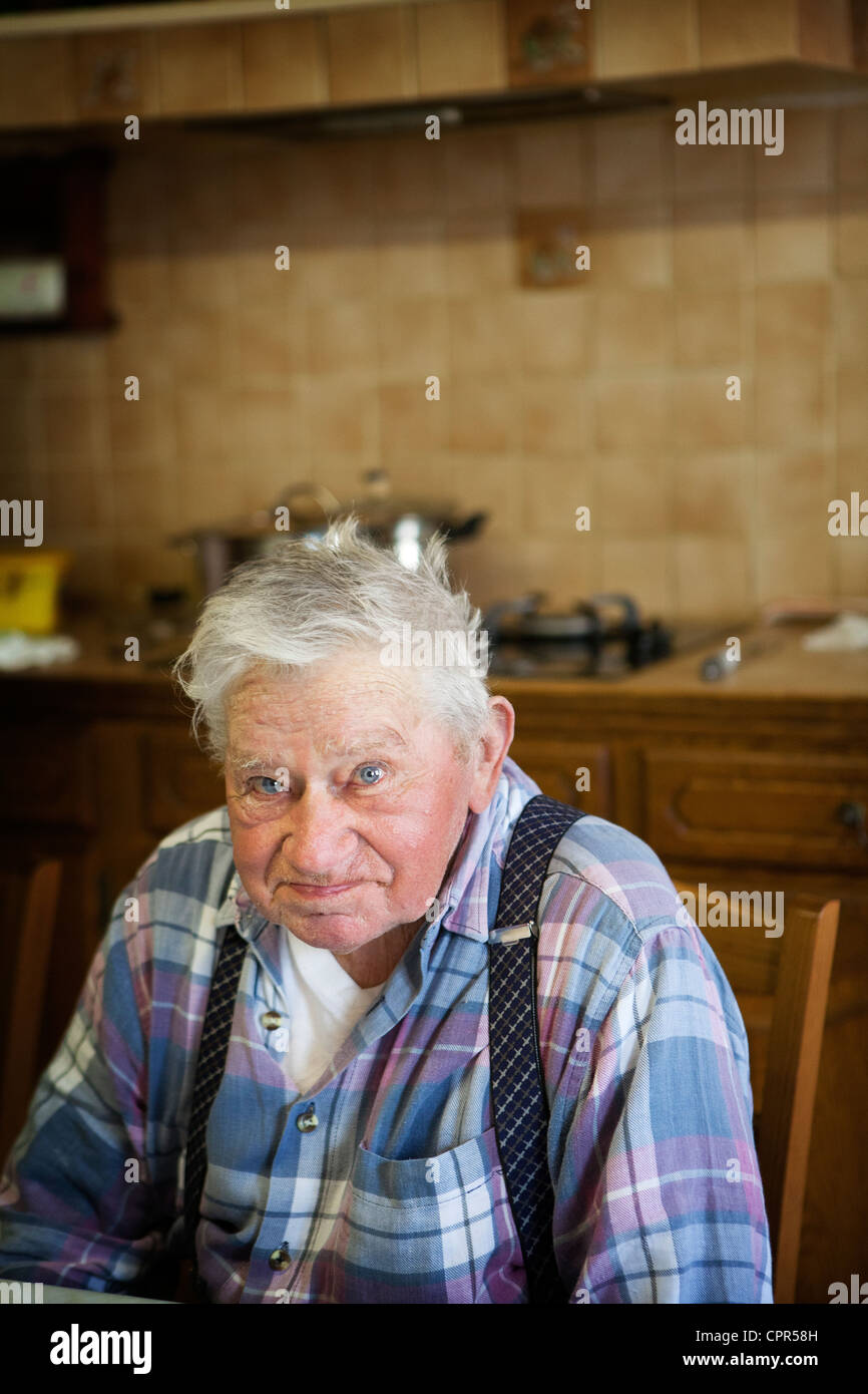 PORTRÄT EINES MANNES + 65 JAHRE ALT Stockfoto