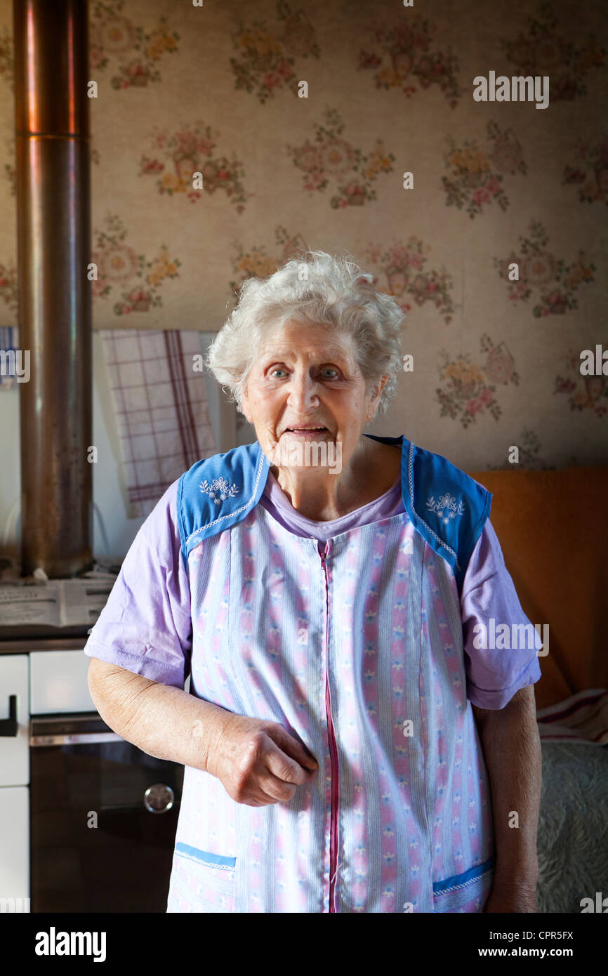 PORTRÄT VON + 65 JAHRE ALTE FRAU Stockfoto