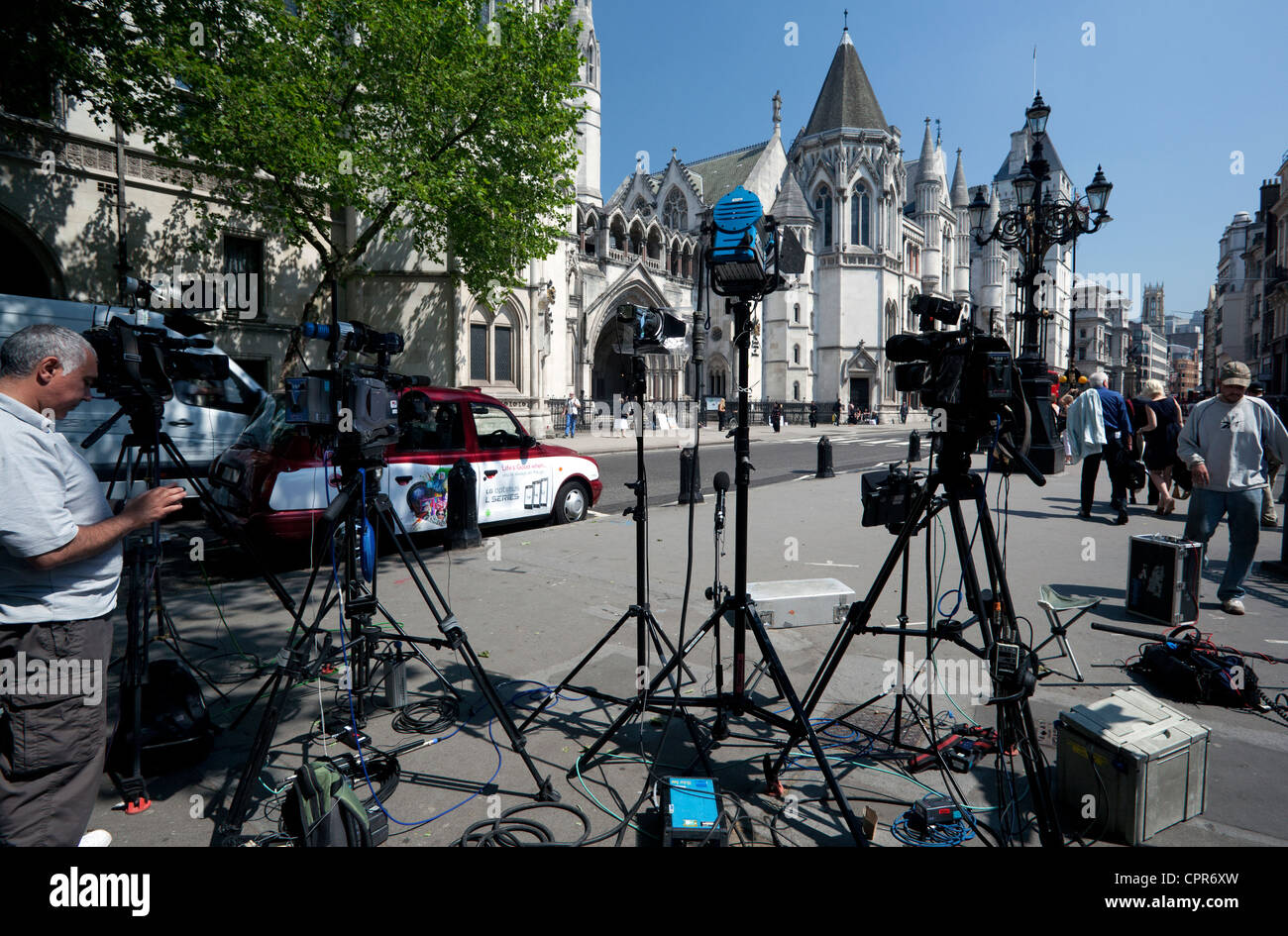 TV-Kameras & Lichter erwarten Reporter wie Tony Blair Hinweise auf Leveson Inquiry, London im Royal Courts of Justice (in BG gibt) Stockfoto