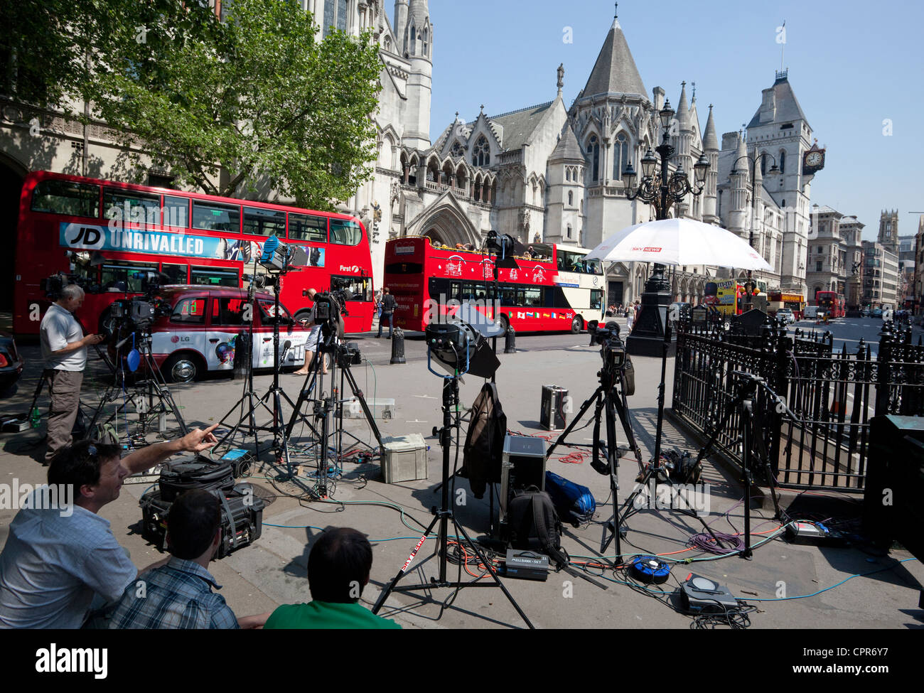 TV-Kameras & Lichter erwarten Reporter wie Tony Blair Hinweise auf Leveson Inquiry, London im Royal Courts of Justice (in BG gibt) Stockfoto