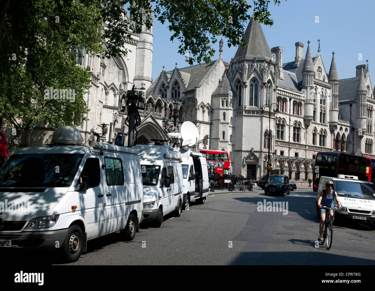 TV Sat-Fahrzeuge wird außen Royal Courts of Justice, London als Blair Leveson angezeigt. Anfrage Stockfoto